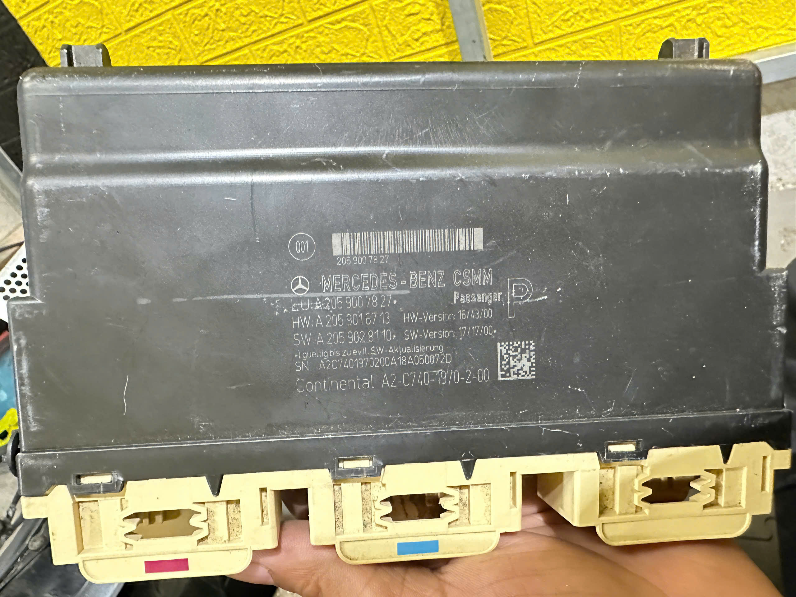 Hộp khiển ghế trước phải = A2059007827