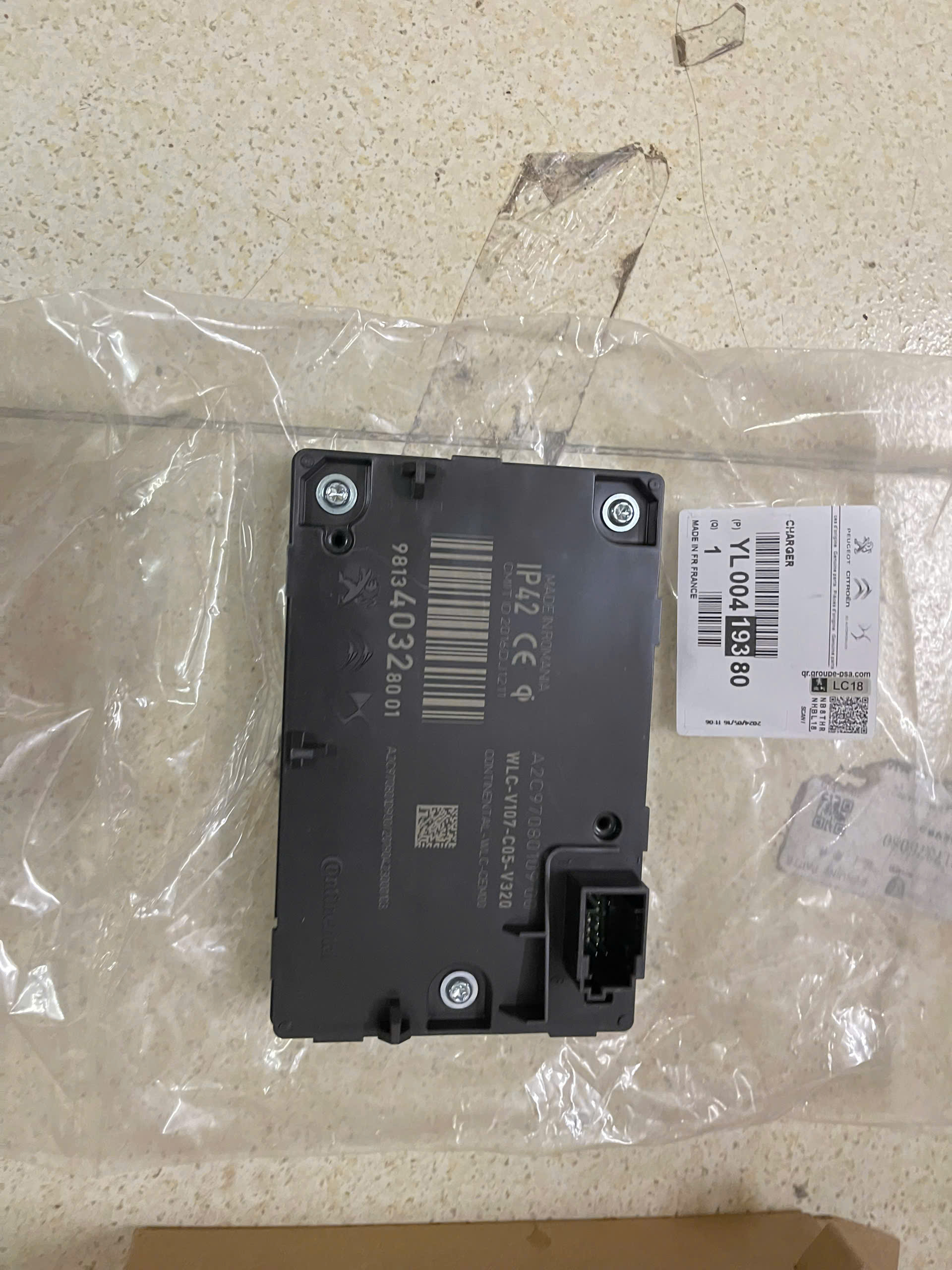 YL00419380 Wireless charger P84/P87  HỘP BỘ ĐIỀU KHIỂN SẠC P84/87 PEUGEOT 3008 5008